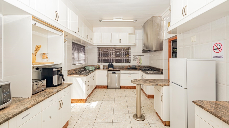 7 Bedroom Property for Sale in Plattekloof Western Cape